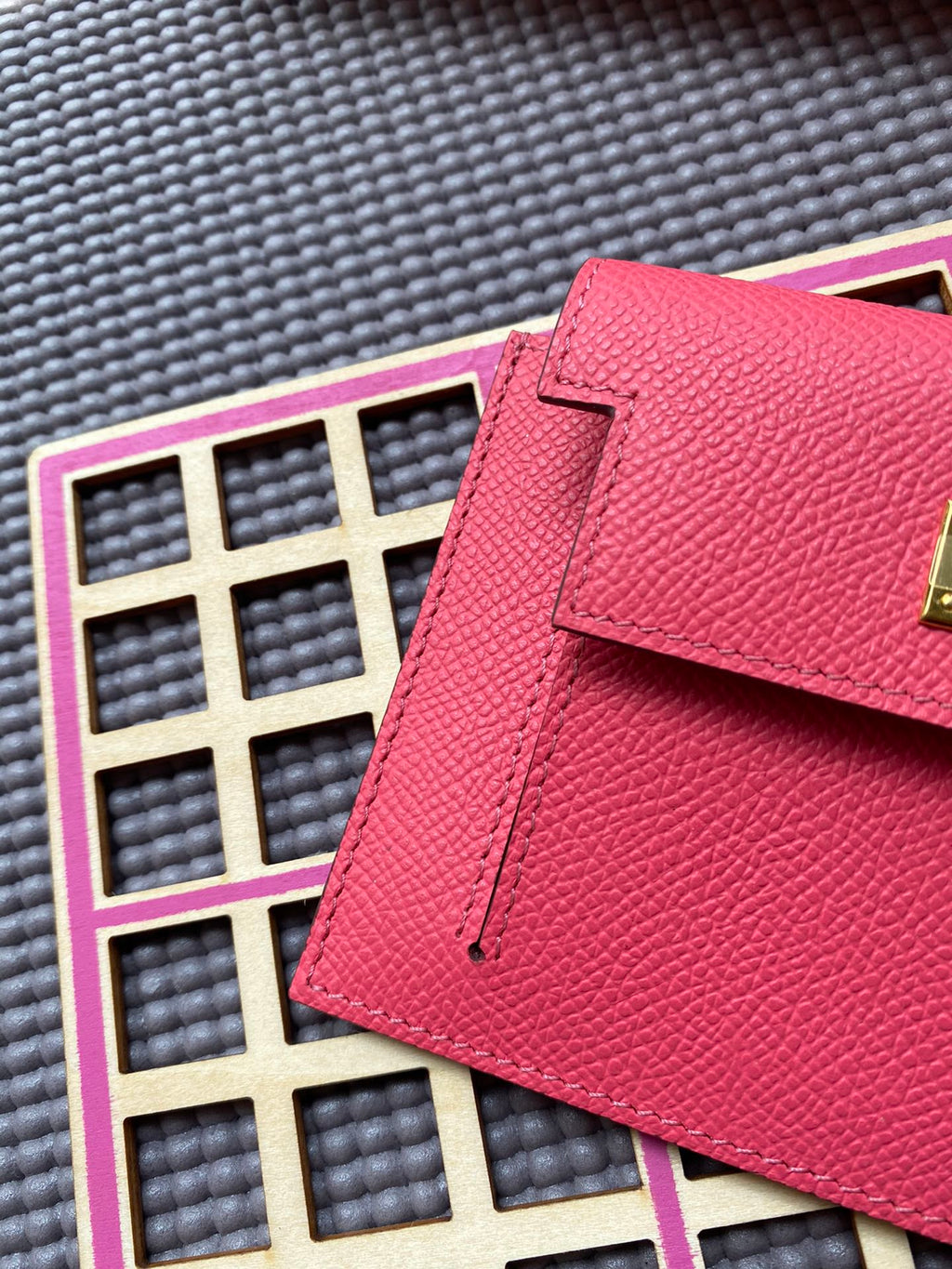 HM Kelly Pocket 13.5 Dark Pink Epsom Ghw