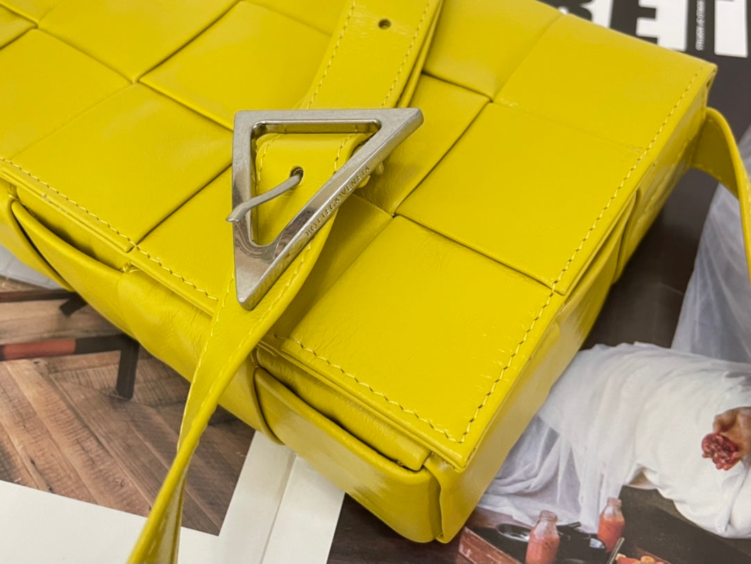 SMALL CASSETTE 23 IN CANARY YELLOW CALFSKIN