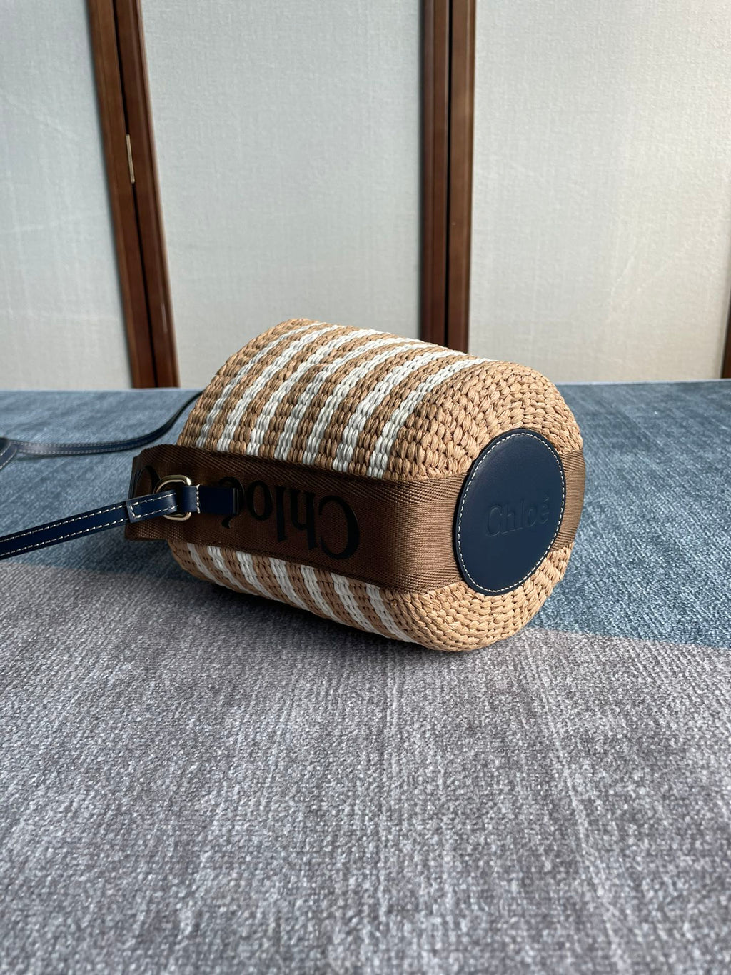 SMALL WOODY BASKET 17 IN BROWN AND WHITE FIBERS BROWN WEBBING BLACK CALFSKIN