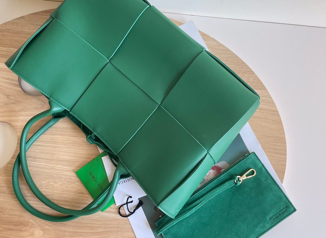 ARCO TOTE 36 IN KAITOKE GREEN CALFSKIN