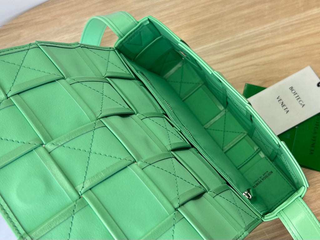 SMALL CASSETTE 23 IN LIGHT GREEN CALFSKIN