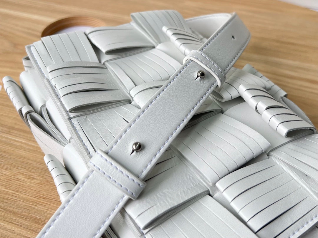 SMALL CASSETTE 23 IN WHITE FRINGED CALFSKIN