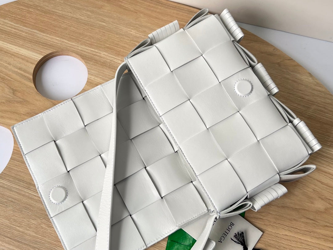 SMALL CASSETTE 23 IN WHITE FRINGED CALFSKIN