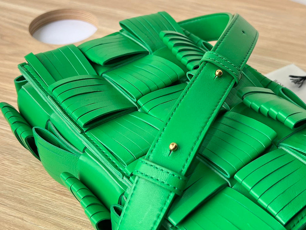 SMALL CASSETTE 23 IN GREEN FRINGED CALFSKIN