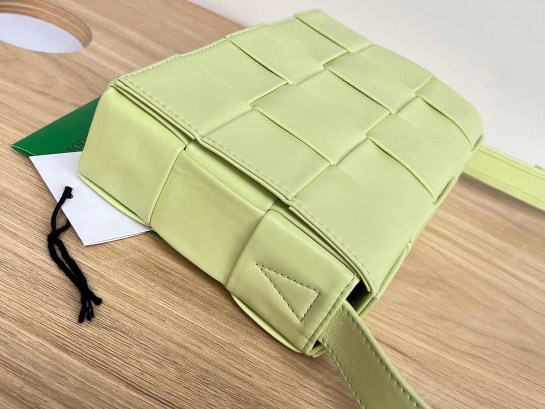 SMALL CASSETTE 23 IN PINE GLADE CALFSKIN