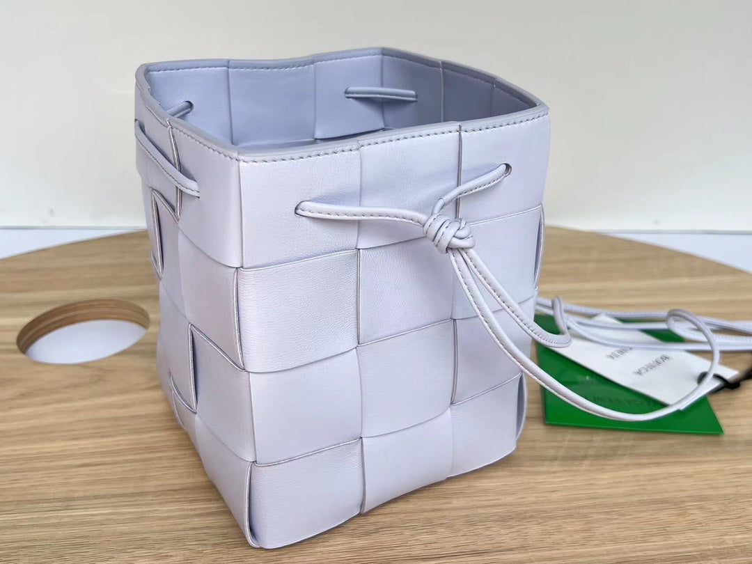 SMALL CASSETTE BUCKET 18 IN PALE PURPLE CALFSKIN