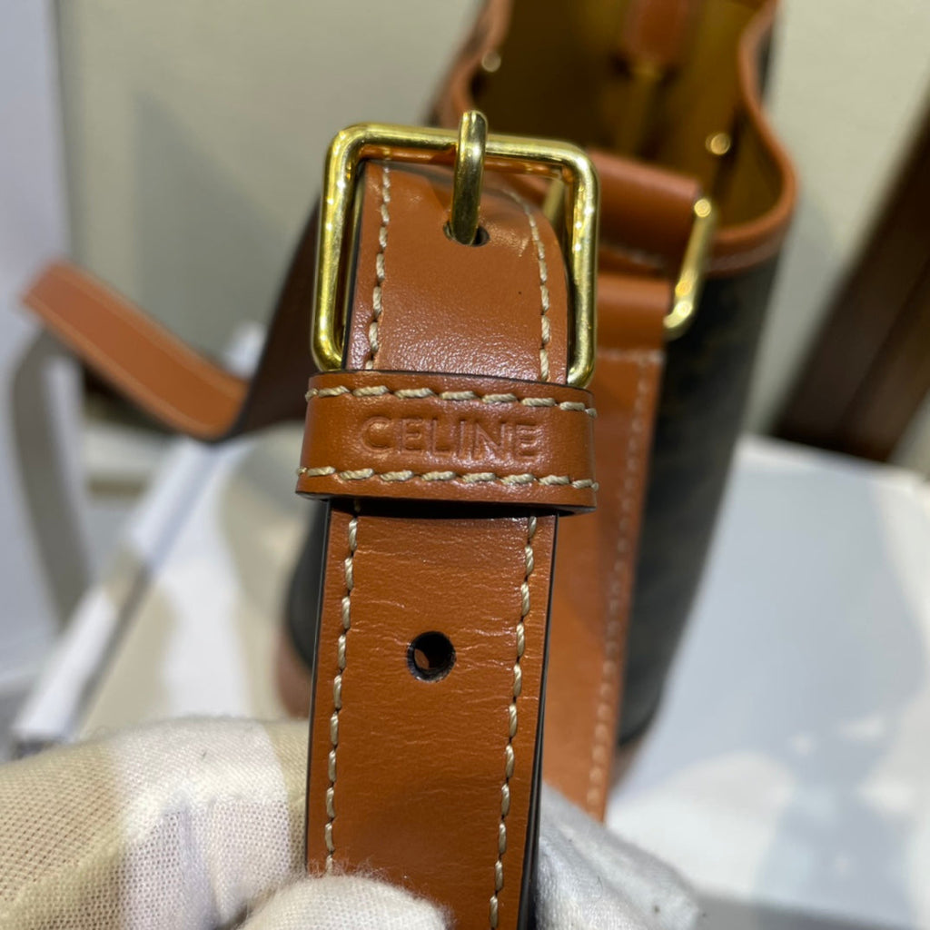 BUCKET 30 IN BLACK TRIOMPHE CANVAS AND RED BROWN CALFSKIN TRIM