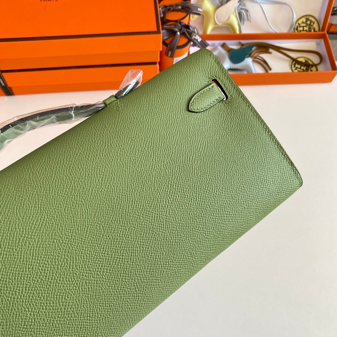 KELLY CUT 31 IN APPLE GREEN CALFSKIN WITH GOLD HARDWARE