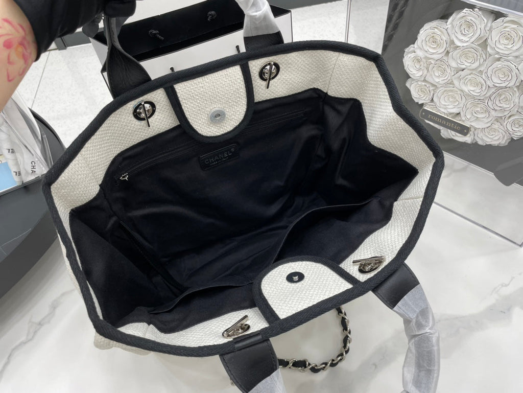 CC DEAUVILLE LARGE 38 TOTE BAG IN WHITE CANVAS WITH BLACK LOGO