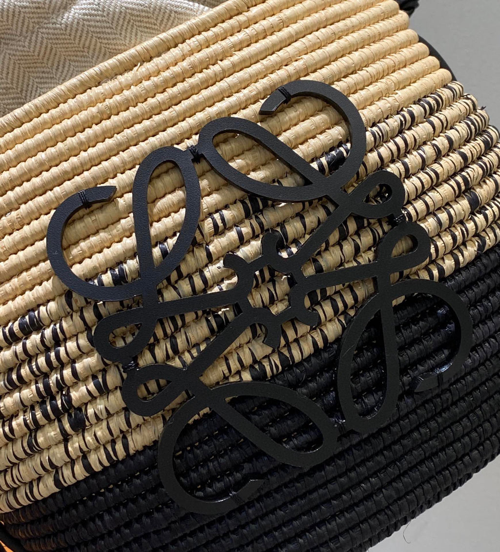 LOE 18 ANAGRAM BASKET BAG IN BLACK AND NATURAL RAFFIA