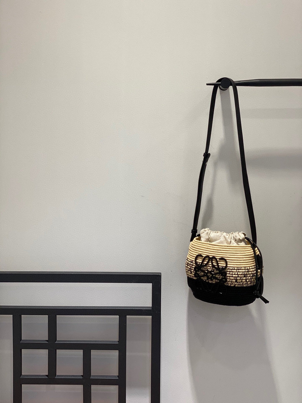 LOE 18 ANAGRAM BASKET BAG IN BLACK AND NATURAL RAFFIA