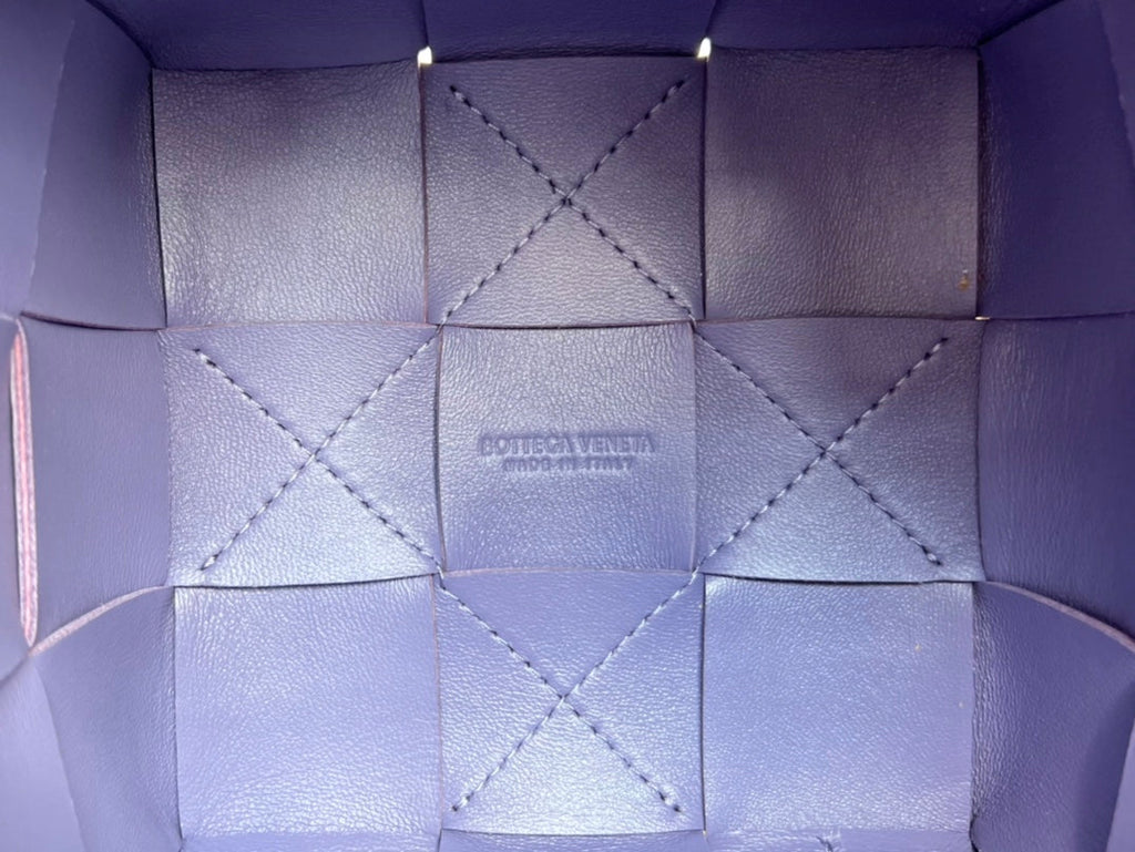 SMALL CASSETTE BUCKET 18 IN ULTRA VIOLET CALFSKIN