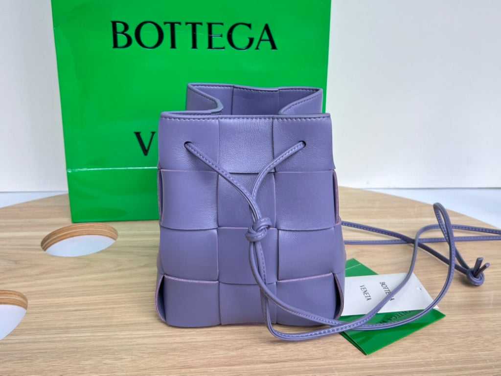 SMALL CASSETTE BUCKET 18 IN ULTRA VIOLET CALFSKIN
