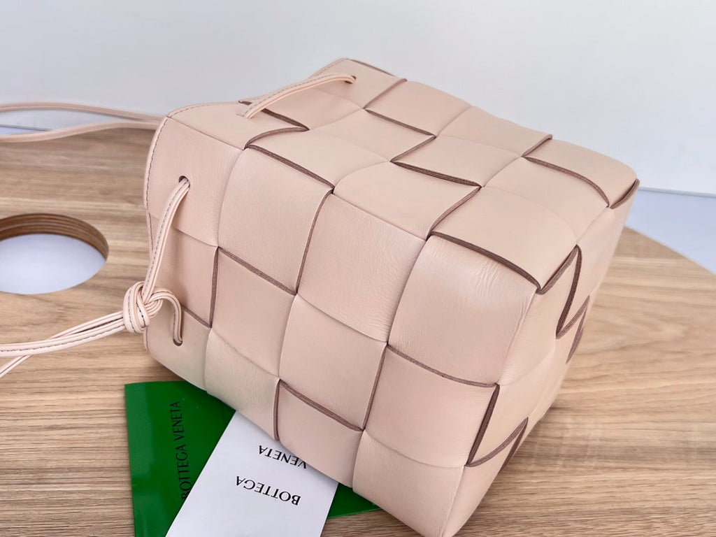 SMALL CASSETTE BUCKET 18 IN LIGHT PINK CALFSKIN
