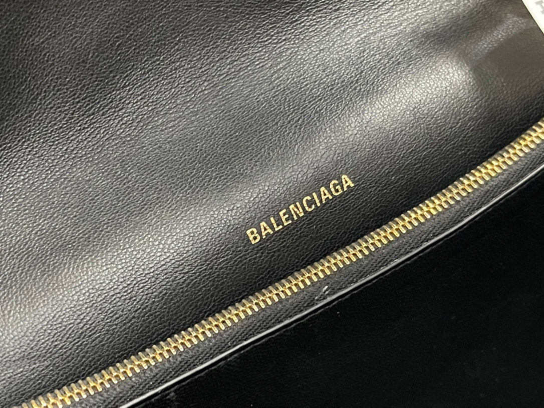 CRUSH MEDIUM CHAIN BAG 31 IN BLACK CRUSHED CALFSKIN GOLD HARDWARE