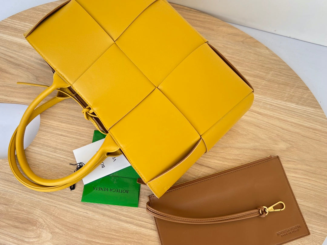 SMALL ARCO TOTE 30 IN TULIP TREE YELLOW LAMBSKIN