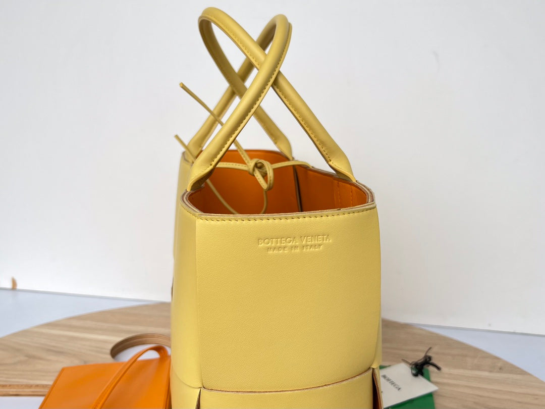 ARCO TOTE 36 IN CHENIN YELLOW CALFSKIN
