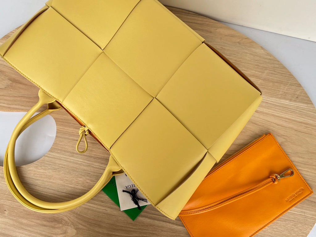 ARCO TOTE 36 IN CHENIN YELLOW CALFSKIN