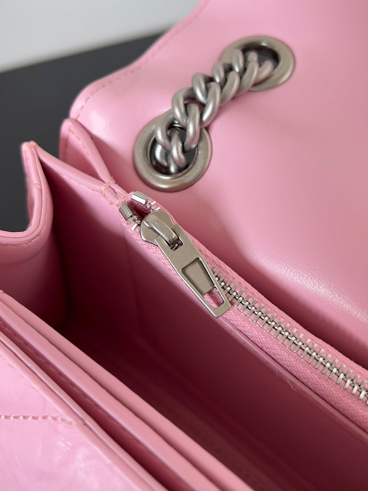 CRUSH CHAINED BAG 25 IN PINK QUILTED CRUSHED CALFSKIN SILVER HARDWARE