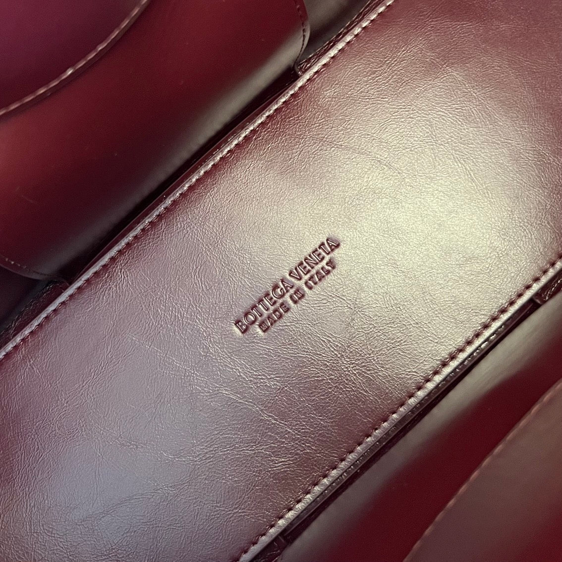 SMALL ARCO TOTE 30 IN WINE RED SOFT LAMBSKIN