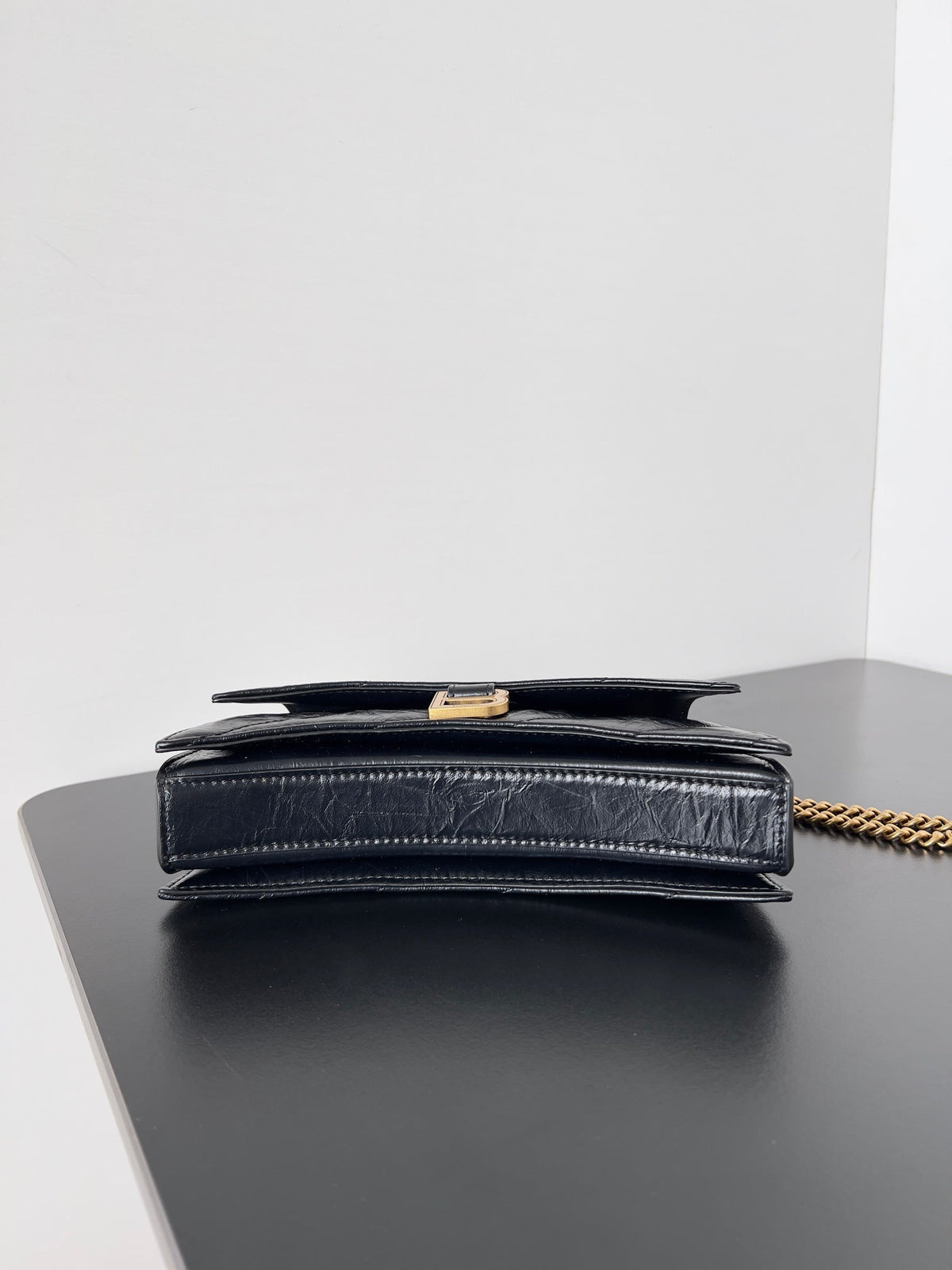 CRUSH CHAINED BAG 22 IN BLACK QUILTED CRUSHED CALFSKIN GOLD HARDWARE