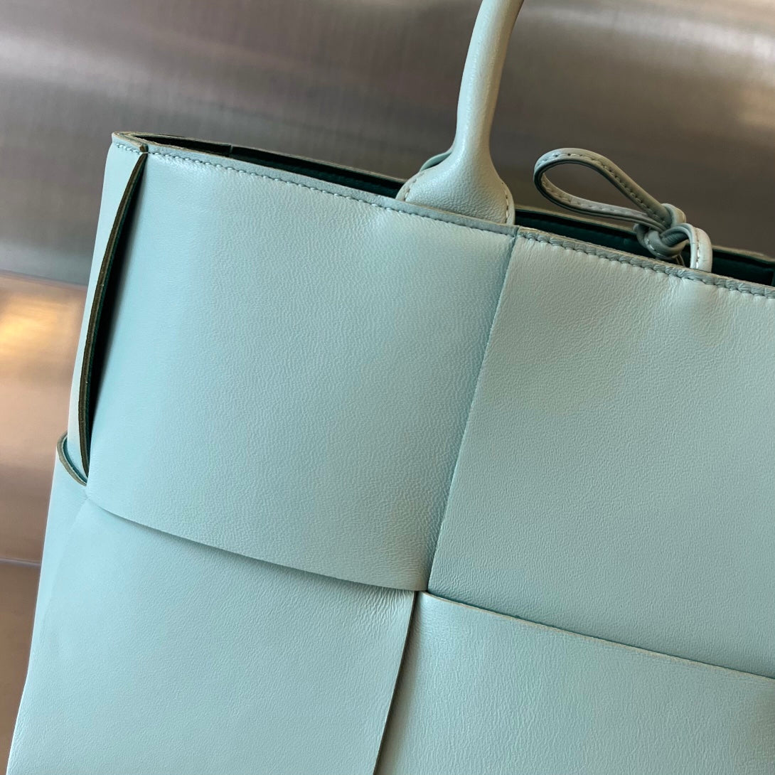 SMALL ARCO TOTE 30 IN MORNING GLORY LAMBSKIN