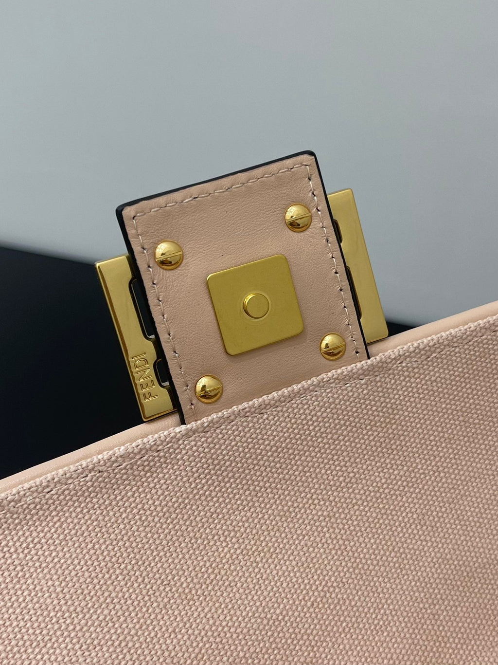 FENDI 26 BAGUETTE LIGHT PINK NAPPA LEATHER BAG WITH GOLD HARDWARE