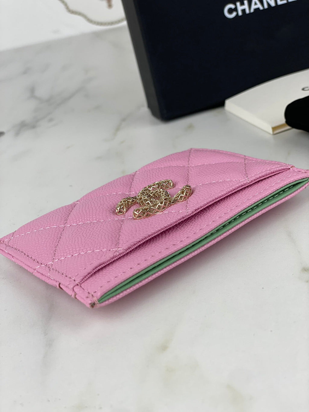 CC CARD HOLDER 19.5 PINK GRAINED CALFSKIN GOLD ICON