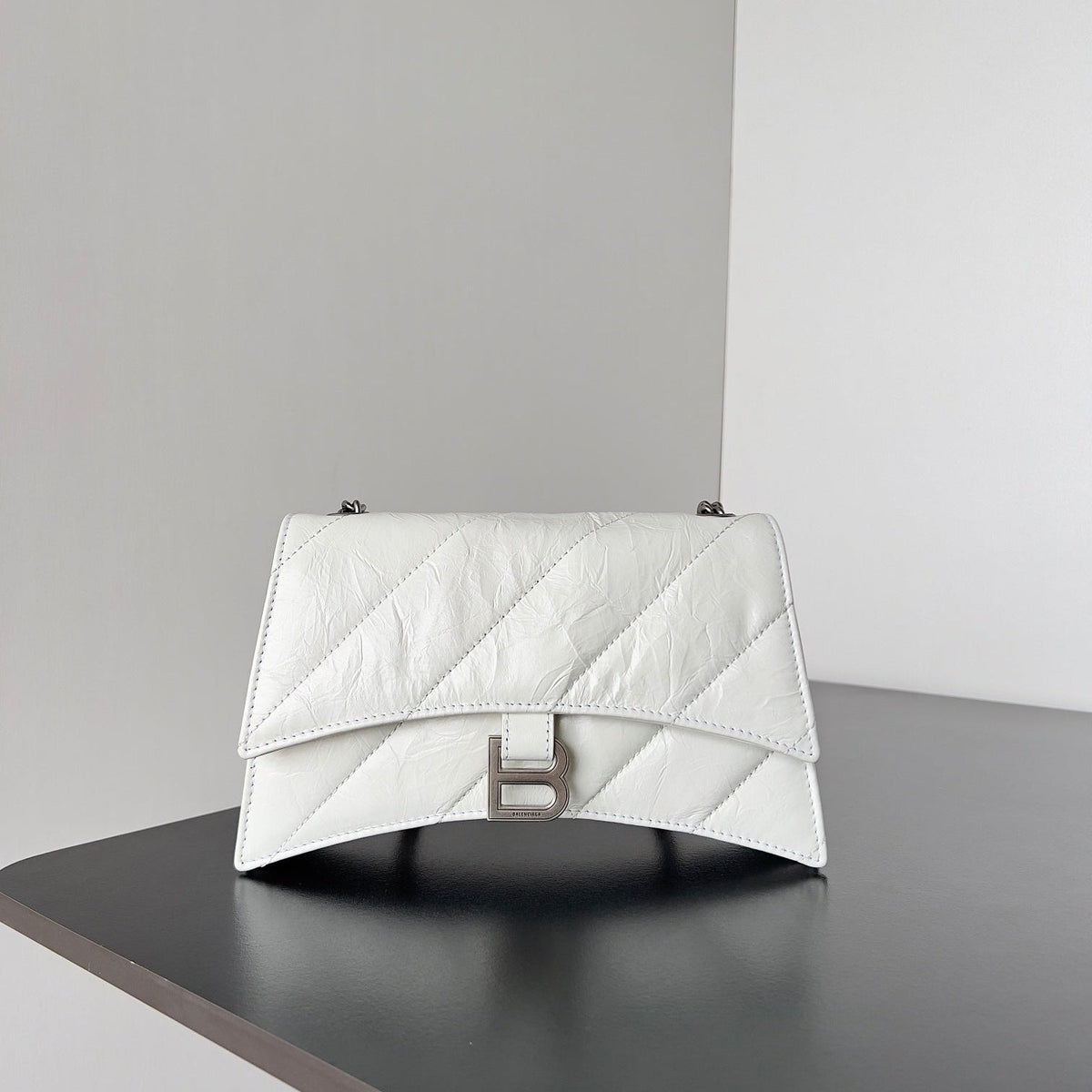 CRUSH CHAINED BAG 22 IN WHITE QUILTED CRUSHED CALFSKIN SILVER HARDWARE