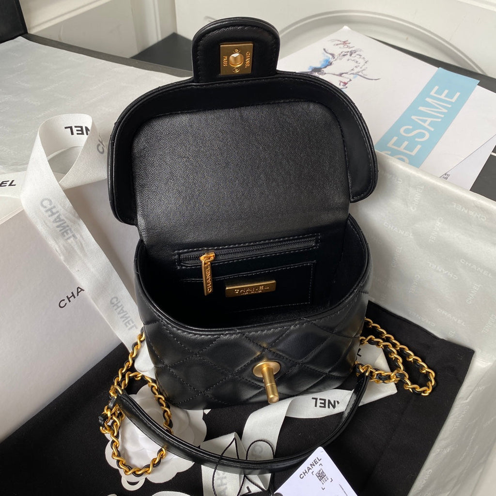 CC SMALL 15 VANITY CASE IN BLACK CALFSKIN GOLD HARDWARE