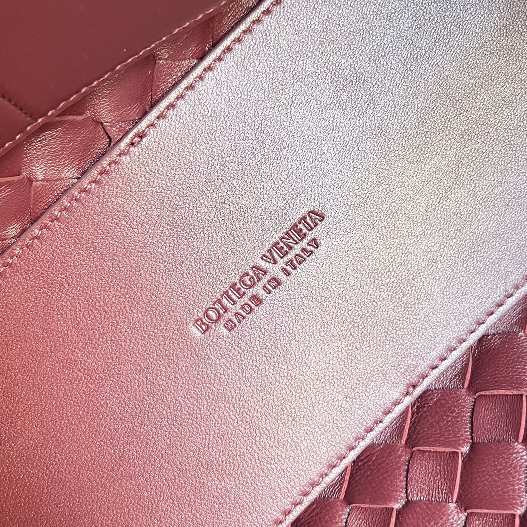 MEDIUM ANDIAMO 32 IN BURGUNDY LAMBSKIN