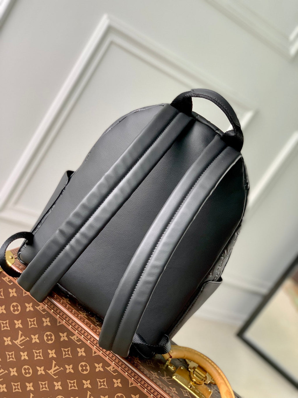 DISCOVERY PM BACKPACK 38 IN BLACK MONOGRAM LAMBSKIN
