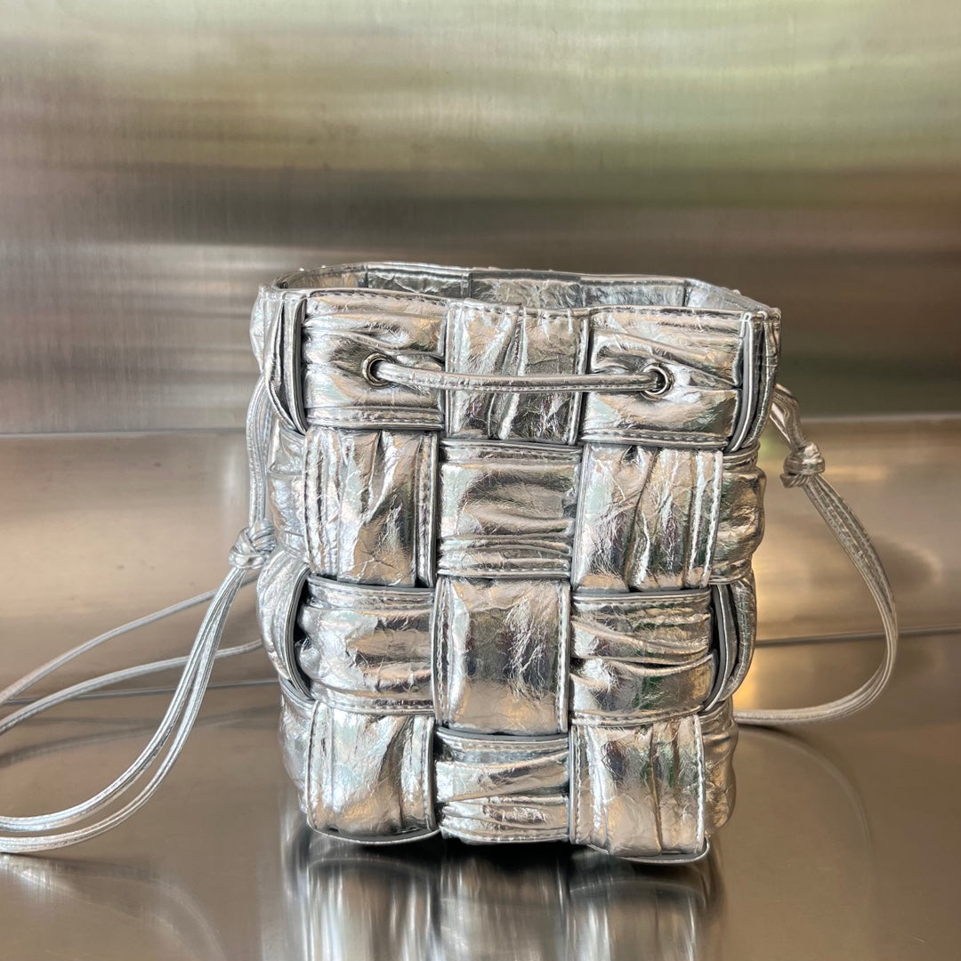 SMALL CASSETTE BUCKET 18 IN SILVER METALLIC SOFT LAMBSKIN