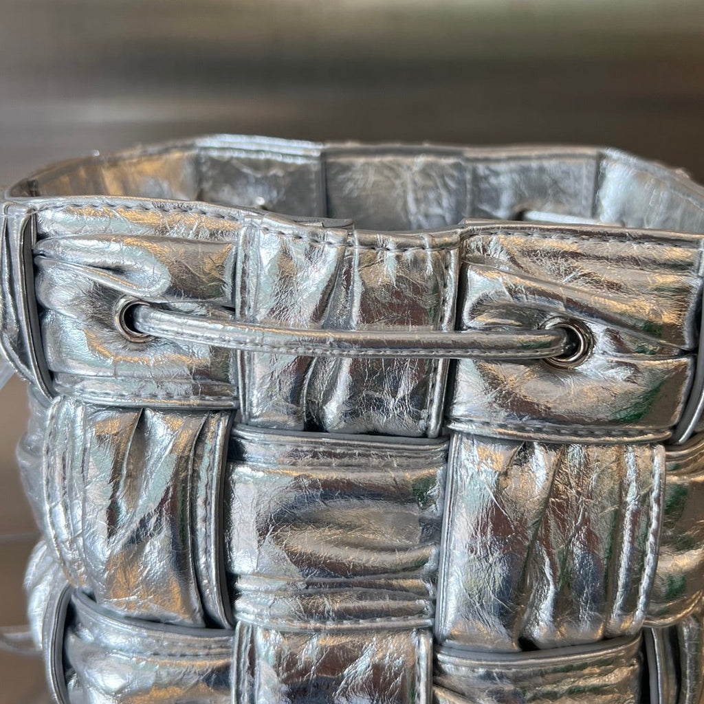 SMALL CASSETTE BUCKET 18 IN SILVER METALLIC SOFT LAMBSKIN