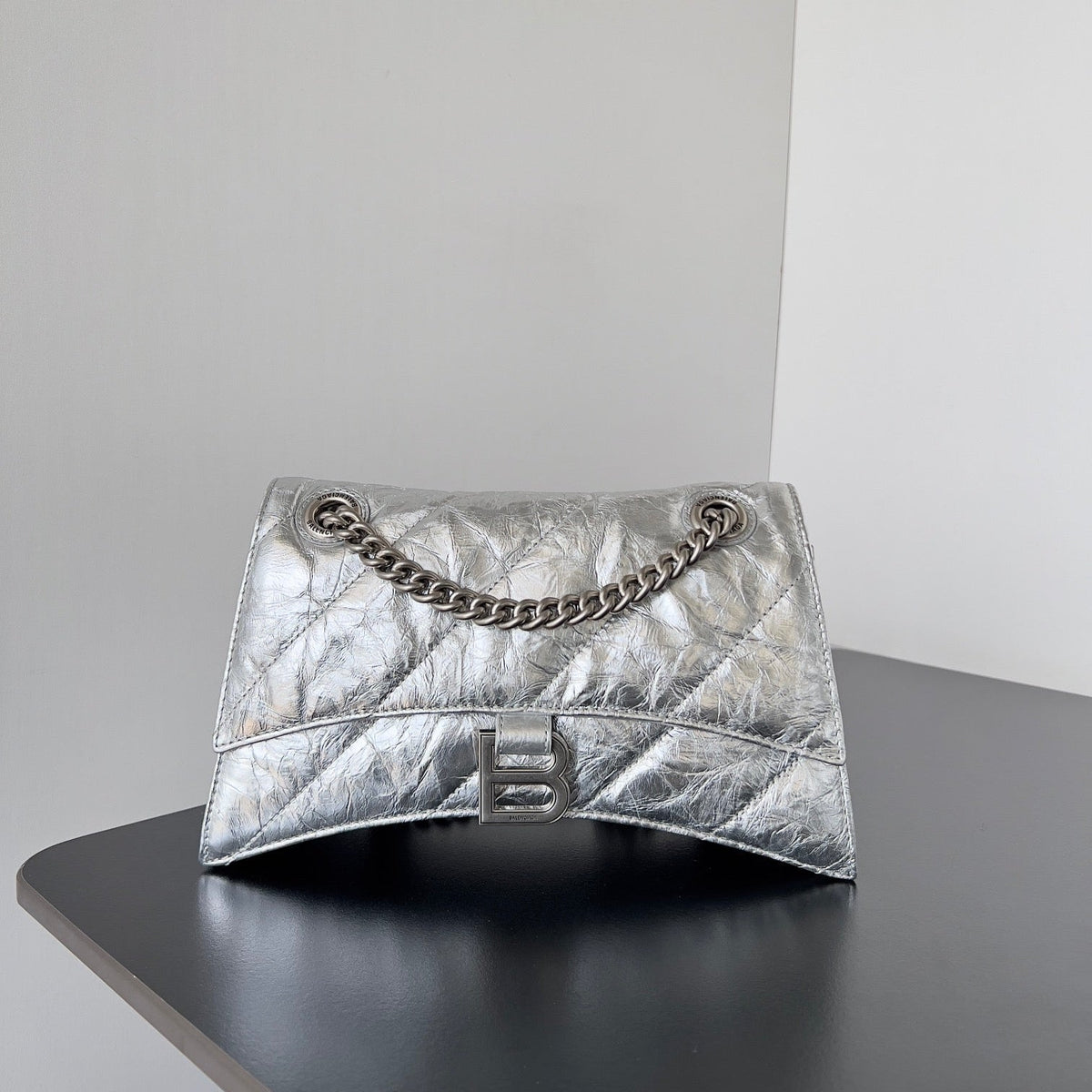 CRUSH CHAINED BAG 25 IN SILVER METALLIC QUILTED CRUSHED CALFSKIN