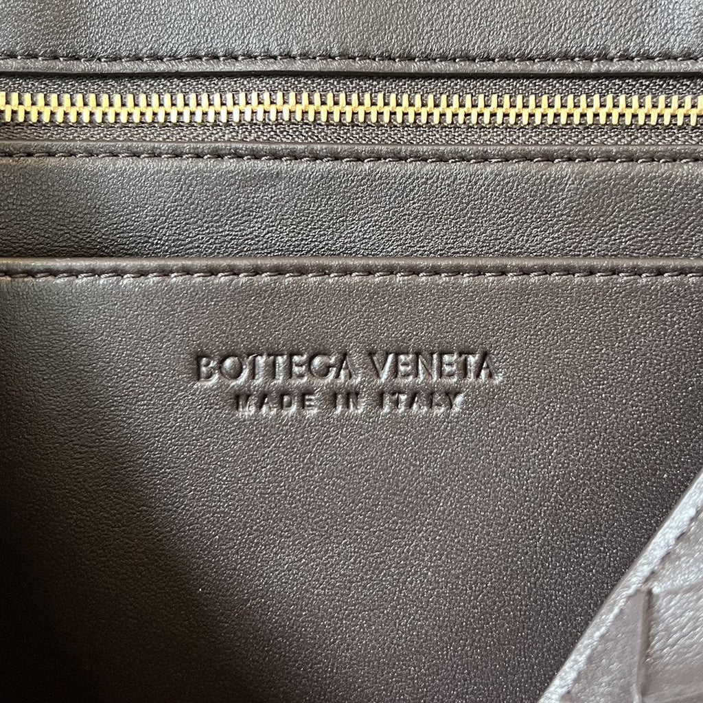 SMALL ANDIAMO 29 IN DARK BROWN LAMBSKIN
