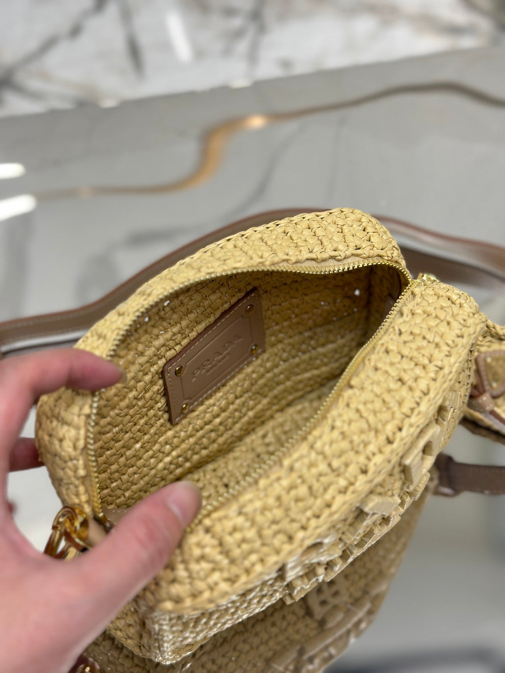 CAMERA BAG 20 IN BEIGE WOVEN RAFFIA
