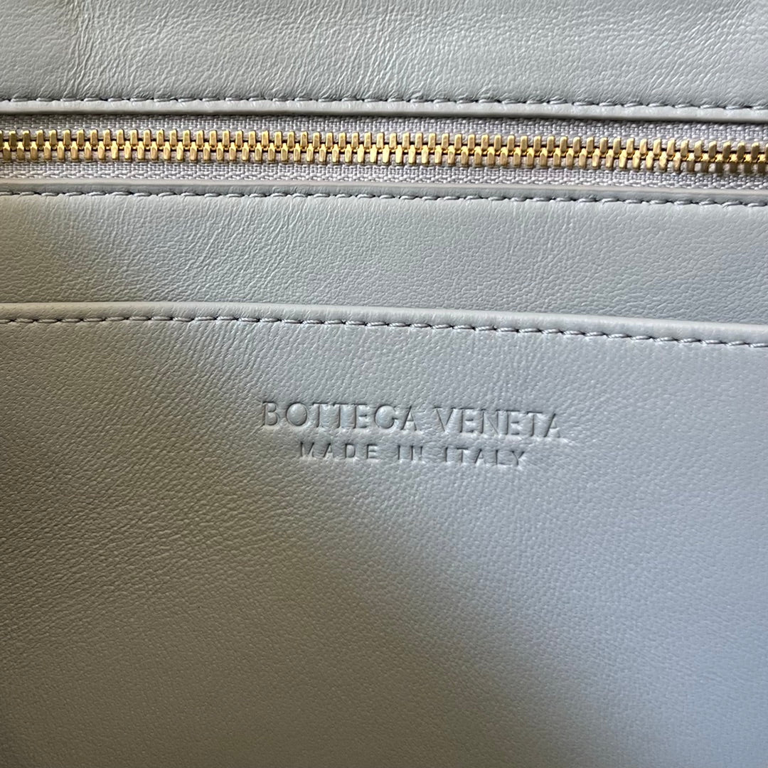 SMALL ANDIAMO 29 IN GREY LAMBSKIN