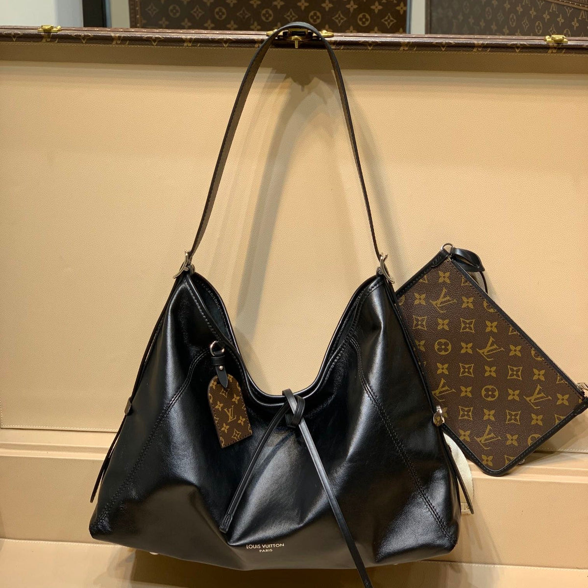 CARRYALL DARK 39 IN BLACK LAMBSKIN BROWN MONOGRAM TAG