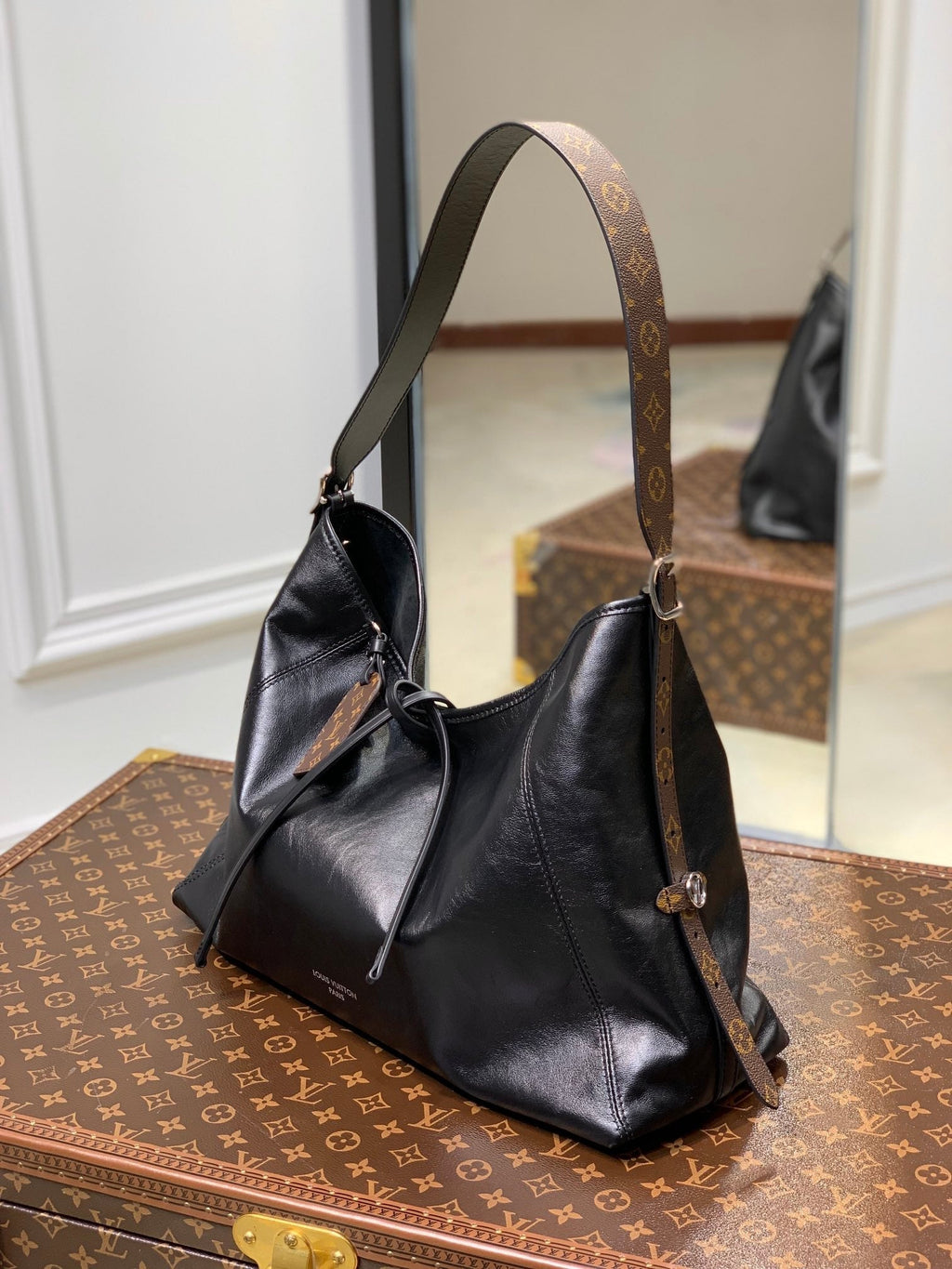 CARRYALL DARK 39 IN BLACK LAMBSKIN BROWN MONOGRAM TAG