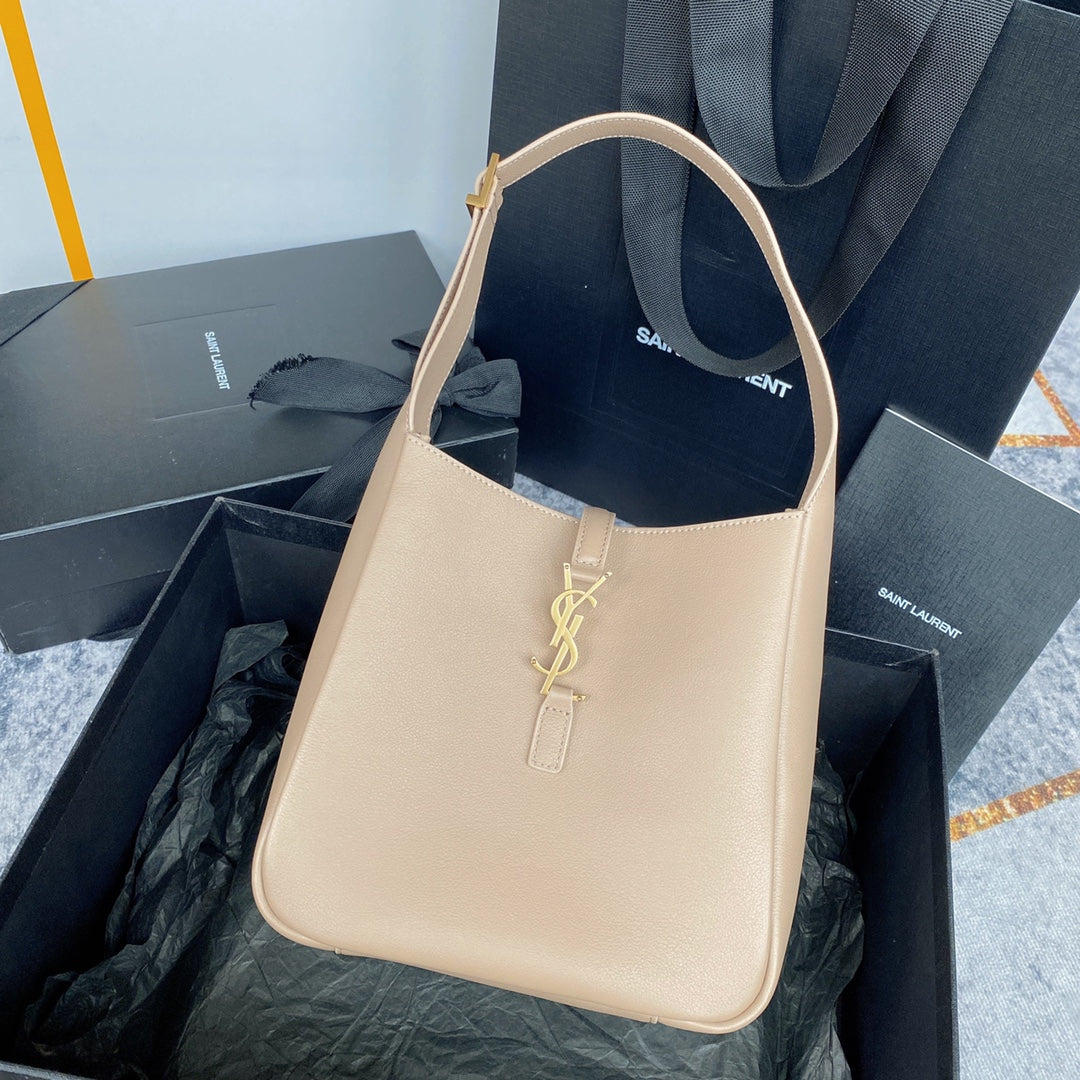 LE 5 À 7 SMALL SUPPLE 23 IN BEIGE LAMBSKIN GOLD BUCKLE