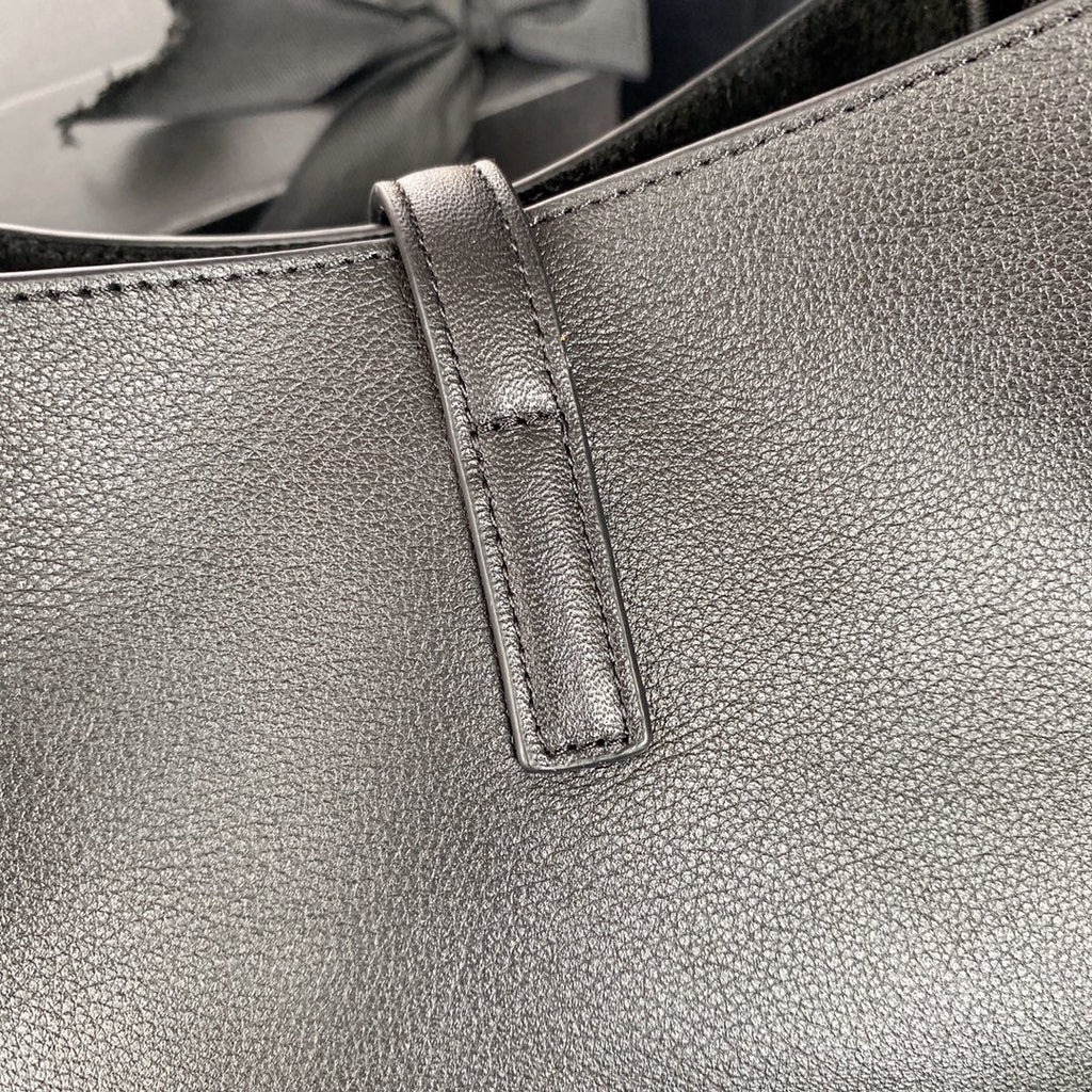 LE 5 À 7 SMALL SUPPLE 23 IN GRAY LAMBSKIN GOLD BUCKLE