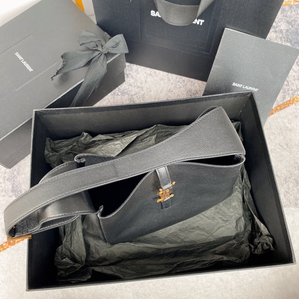 LE 5 À 7 SMALL SUPPLE 23 IN GRAY LAMBSKIN GOLD BUCKLE