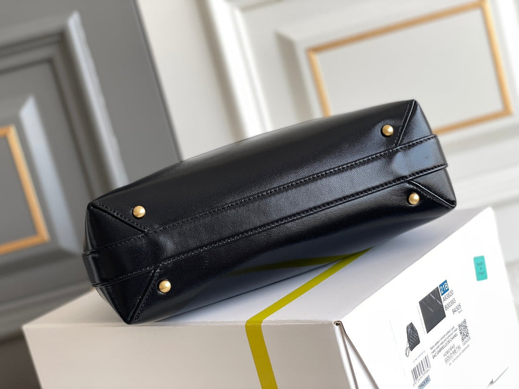 CC MEDIUM 23 BAG WITH HANDLE IN BLACK LAMBSKIN