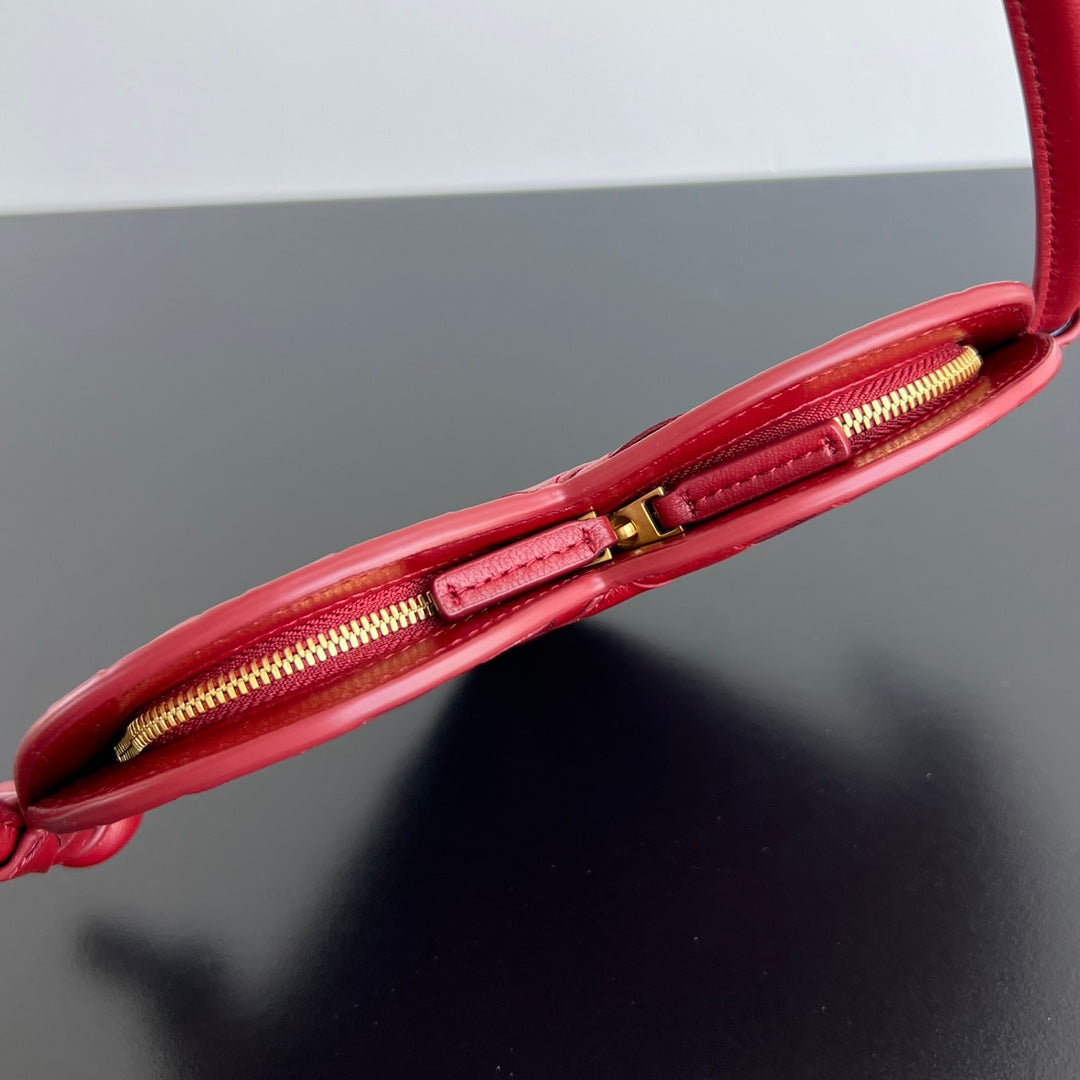 SOLSTICE HEART SHAPE 22 IN LIPSTICK RED LAMBSKIN