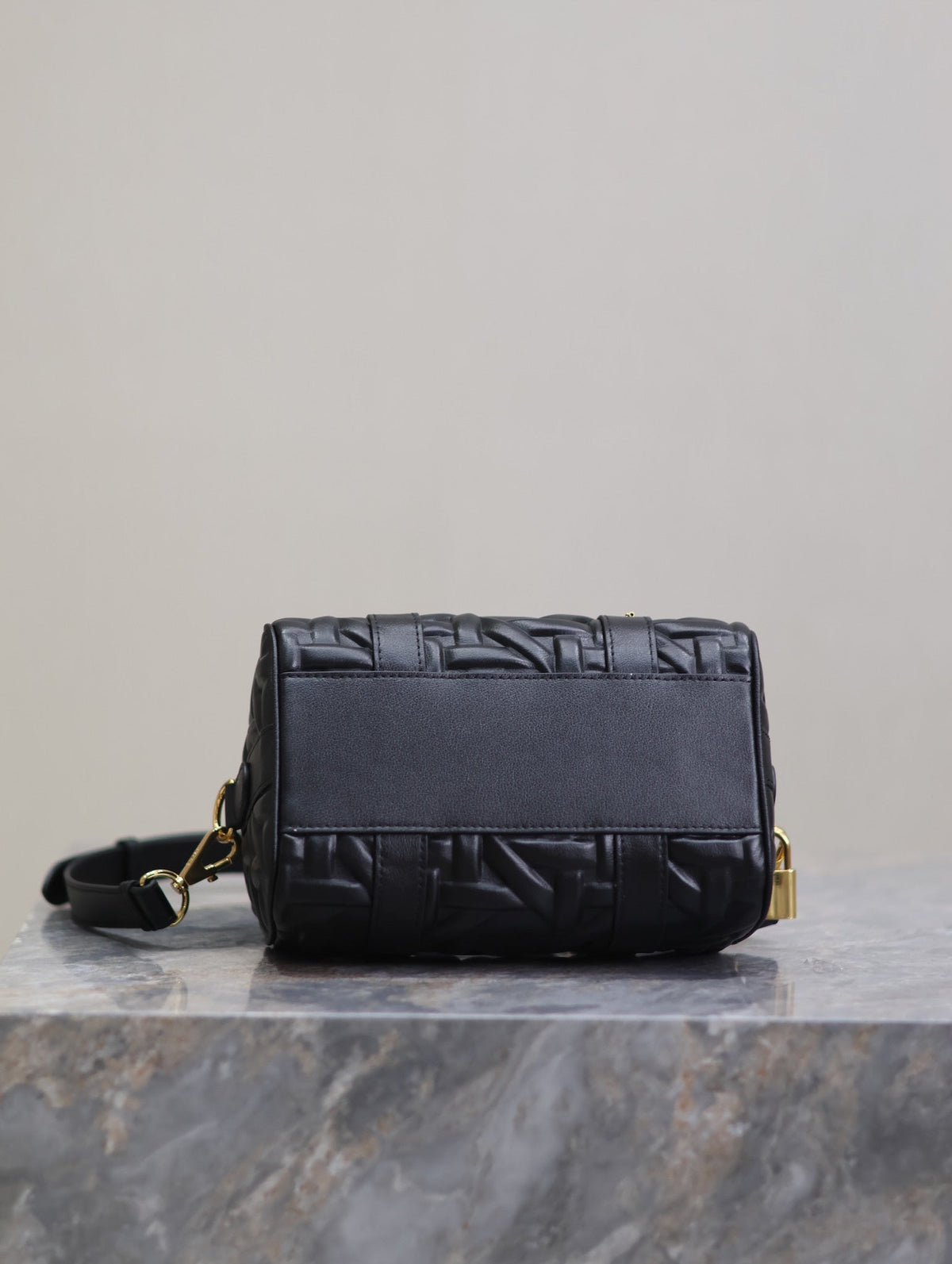MEDIUM GROOVE BAG 20 IN BLACK MACROCANNAGE CALFSKIN WITH GOLD HARDWARE