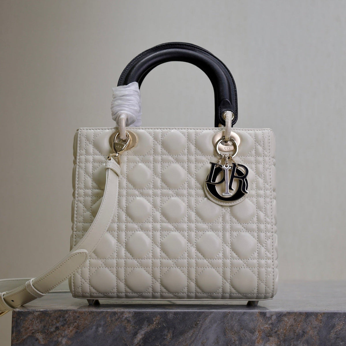 MEDIUM LADY BAG 24 IN WHITE QUILTED MACROCANNAGE CALFSKIN BLACK STRAP