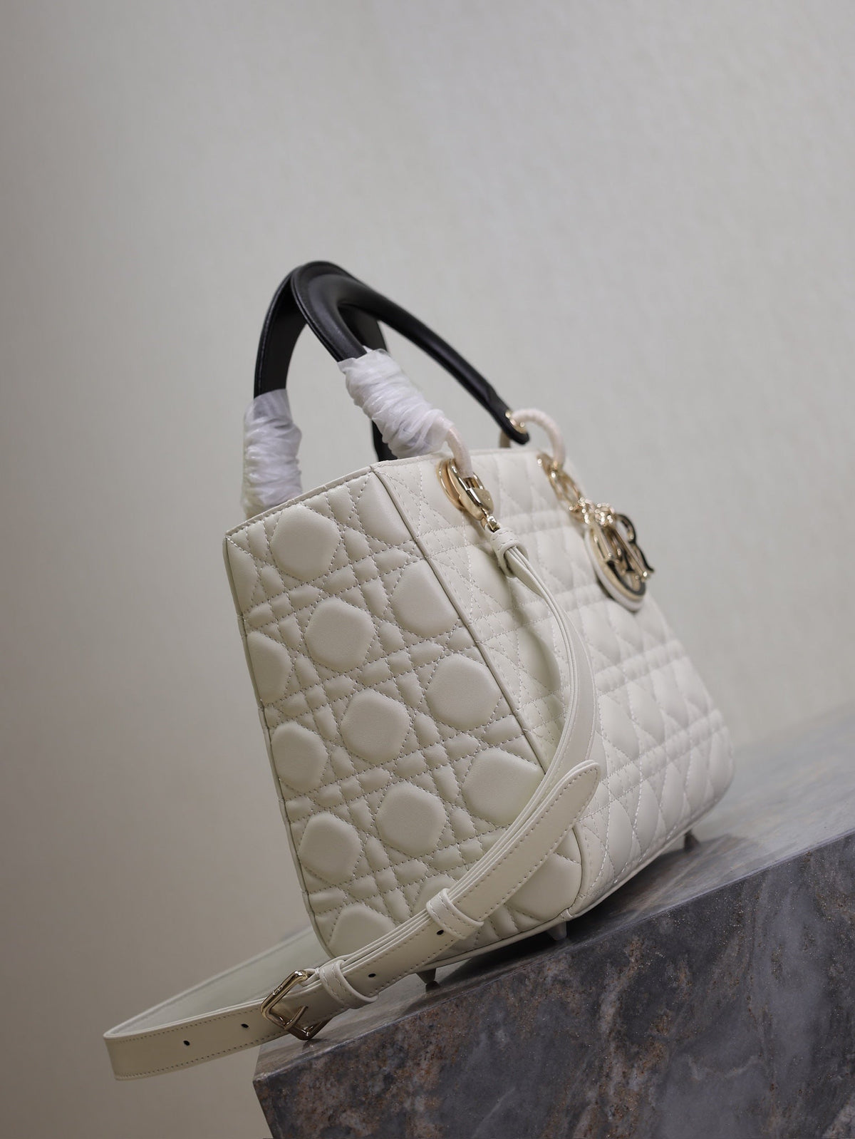 MEDIUM LADY BAG 24 IN WHITE QUILTED MACROCANNAGE CALFSKIN BLACK STRAP