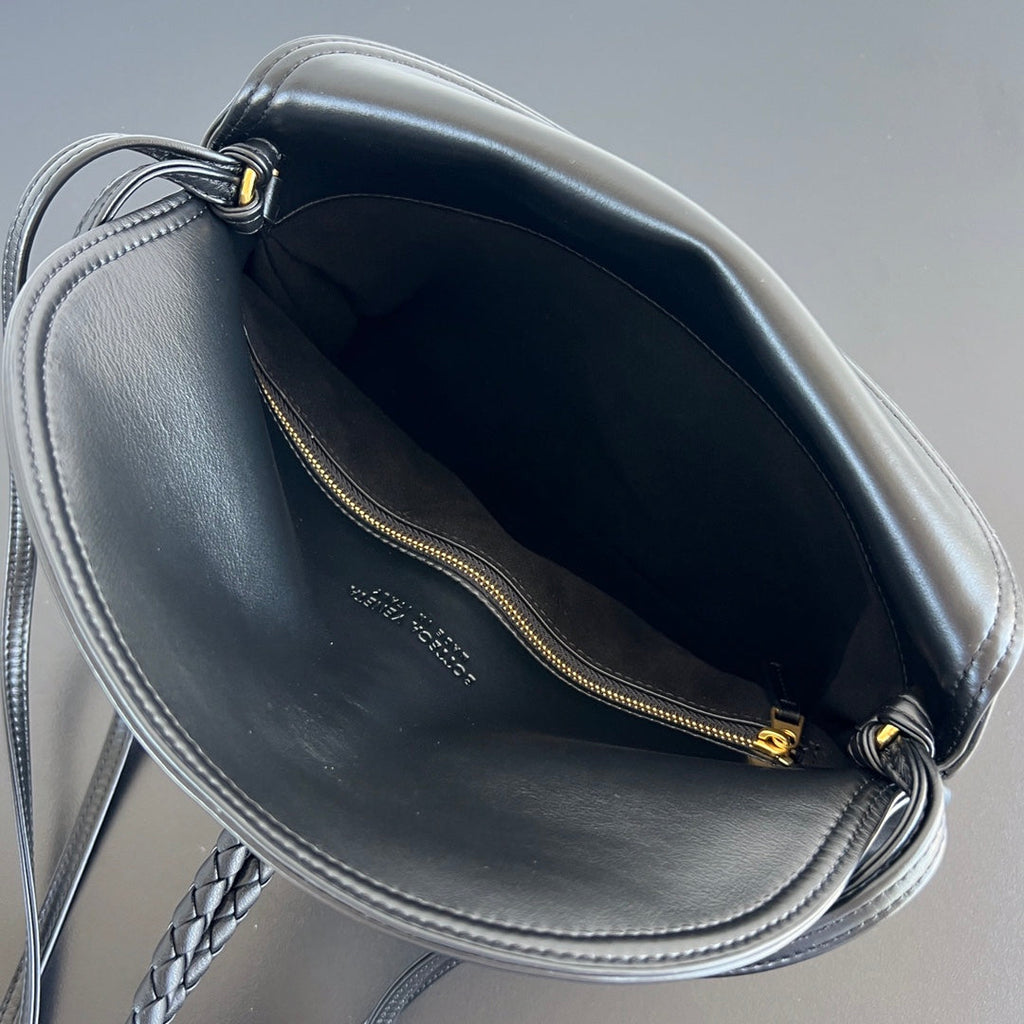 MEDIUM LIBERTA 30 IN BLACK SMOOTH CALFSKIN GOLD HARDWARE
