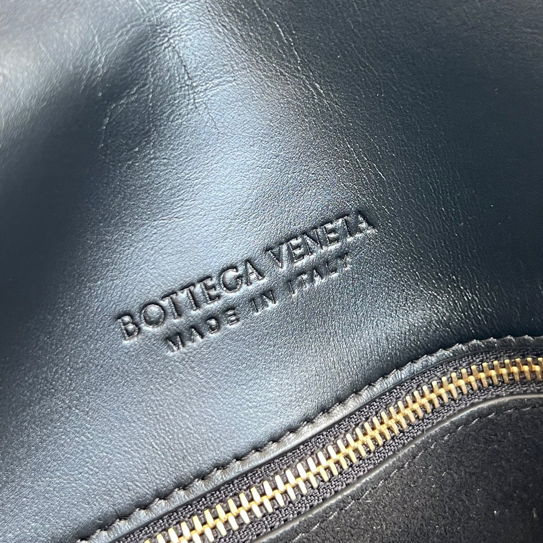 SMALL LIBERTA 27 IN BLACK SMOOTH CALFSKIN GOLD HARDWARE